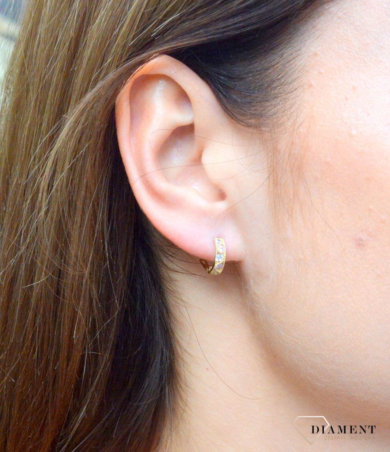 Złote kolczyki dla dziewczynki 333 cyrkonia KL 3258A 333. Śliczne, złote kolczyki dla dziewczynki wykonane z wysokiej próby złota 333 o wadze około 0,82 g oraz długości około 1 cm. Minimalistyczne ko.jpg